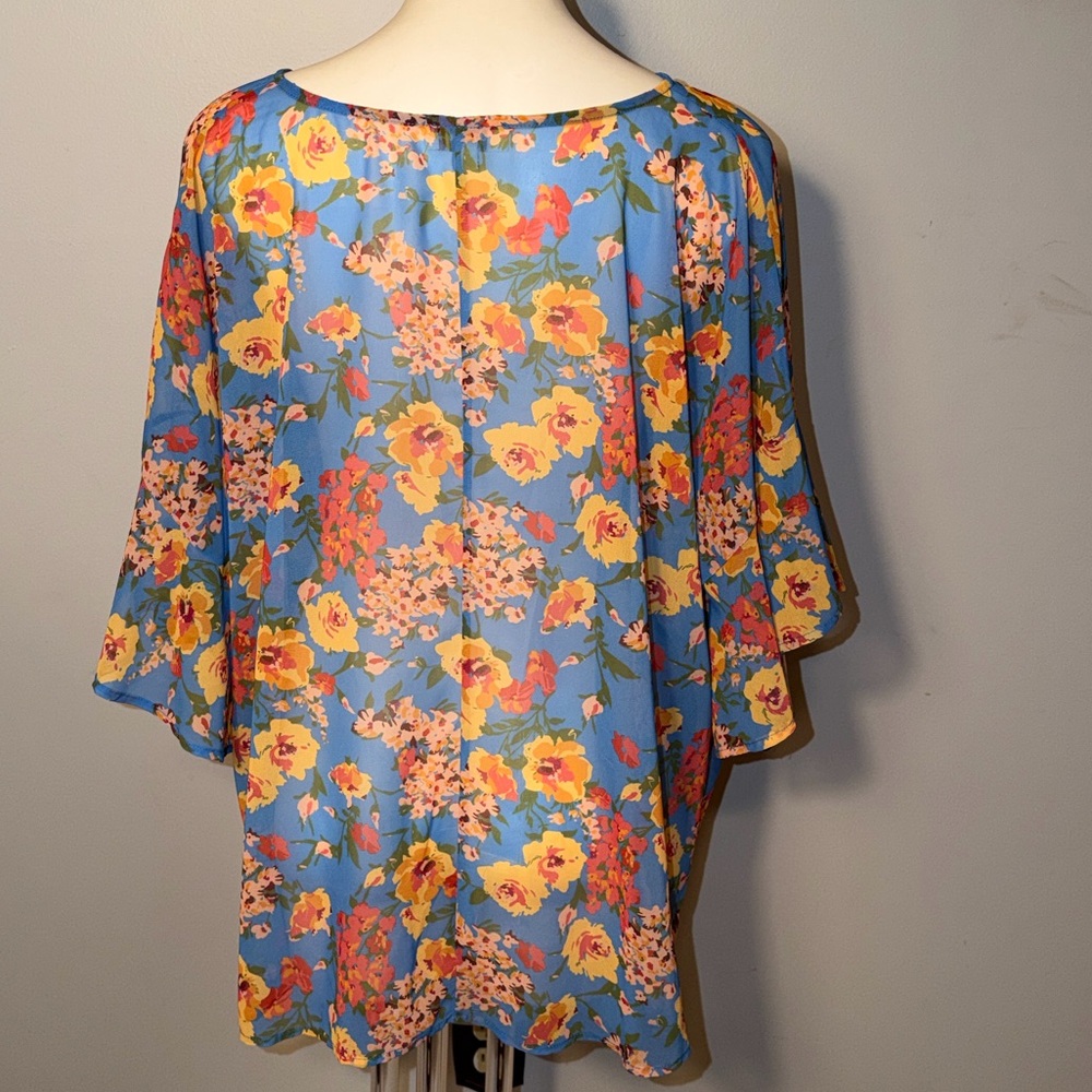 Umgee USA ladies V-neck, twist front blue floral blouse. Size 2XL. - Picture 6 of 9